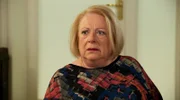 Gisela (Martina Eitner-Acheampong) ergreift die Flucht, als ihre Tochter wissen möchte, wer ihr Vater ist.