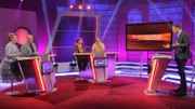 Moderator Florian Weber stellt im SWR Wissensquiz „Meister des Alltags“ die Alltagstauglichkeit seiner prominenten Kandidaten auf die Probe. „Meister des Alltags“ spendet seinen Gewinn einem guten Zweck. v.li.  Enie van de Meiklokjes & Bodo Bach, Alice Hoffmann & Wigald Boning und Florian Weber.