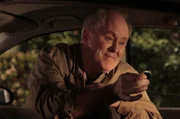 Barney möchte seinem Vater (John Lithgow) näherkommen und bittet deshalb seine Freunde darum, sein Leben aufregender erscheinen zu lassen ...