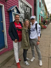 Die Reiseleiter Konstantin, Corina (genannt Cori) und Moritz unternehmen in Halifax, Kanada, anlässlich Moritz' Geburtstag einen Ausflug durch die Stadt.