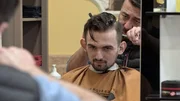 Jerrick (22) betritt zum ersten Mal die heiligen Hallen eines Barber-Shops. Und er weiß ganz genau, wie er den Salon nachher verlassen möchte. Jerrick (22) betritt zum ersten Mal die heiligen Hallen eines Barber-Shops. Und er weiß ganz genau, wie er den Salon nachher verlassen möchte.
