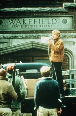 Der neue Gef&auml;ngnisdirektor Brubaker (Robert Redford) wirbt f&uuml;r seine Reformen ...