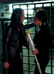 L-R: Root (Amy Acker) und Shaw (Sarah Shahi)