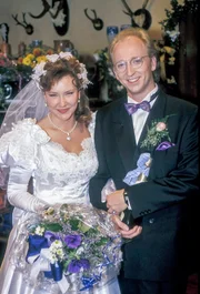 Toni (Frank Schröder) und Silvie (Petra Auer) wollen endlich heiraten.