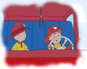 Caillou (li.) und sein Freund d&uuml;rfen in einem echten Feuerwehrauto sitzen.
