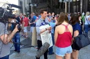 Zu Luthers Zeiten landete man schnell wegen Gotteslästerung im Gefängnis. Was provoziert Menschen heute, fragt Julian Sengelmann auf der Kölner Domplatte.