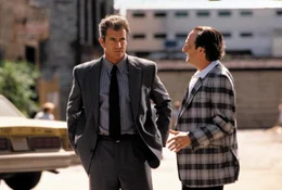 L-R: Porter (Mel Gibson), Arthur Stegman (David Paymer)