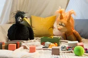 Rudi (Lennart Morgenstern) und Ella (Anna Menzel) müssen aufräumen. Denn gleich wollen sie es sich in der Kuschelecke bequem machen und das Märchen Frau Holle anschauen.