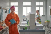 Annika (Merle Sophie Eismann, li.) und Nesrin (Julie Marienfeld, re.) sind sich in Sachen Prank AG nicht einig.