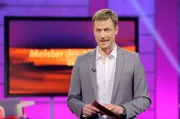 Moderator Florian Weber stellt im SWR Wissensquiz „Meister des Alltags“ die Alltagstauglichkeit seiner prominenten Kandidaten auf die Probe. „Meister des Alltags“ spendet seinen Gewinn einem guten Zweck.