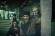 Schrecklicher Fund im Basler Zolli: Meryl Marty als Agotha Bayani (Vorne, Mitte), Marcus Mislin als François Zeyssolff (rechts)