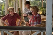 Henni (Saskia Vester), Linus (Finn Kenny) und Anton (Liam Bosman) suchen Tipps im Internet.