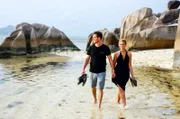 Die Passagiere - das Pärchen Scarlett Stegmann und Matthias Moritz - schlendern am Strand der Insel La Digue auf den Seychellen.
