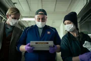 Die Beschatter Staffel 1 / Folge 2 Motiv 3  Sein Idol scheint die gleichen Güetzli wie er zu mögen: Martin Butzke als Henning Eckberg, Dardan Sadik als Milan Gjokaj, Meryl Marty als Agotha Bayani