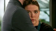 Valerie (Maike Johanna Reuter, r.) erfährt, dass sie einen anderen Vater als Julius (Jan Stapelfeldt, l.) hat. Sie ist geschockt.