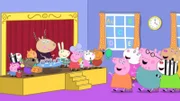 Heute sind Peppa und ihre Freunde in der Spielgruppe und Madame Gazelle (li.) will mit ihnen musizieren. Aber sie spielen nicht mit normalen Insrumenten, sondern müssen ihre eigenen Instrumente bauen. Madame Gazelle sammelt allen möglichen Krimskrams und zeigt den Kindern wie man diesen für den Instrumentenbau verwenden kann. Am Ende des Tages spielen die Kinder ein ganz besonderes Konzert für ihre Eltern (re.).
