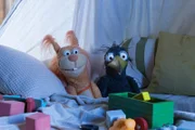 Ella (Anna Menzel) und Rudi (Lennart Morgenstern) haben es sich in der Kuschelecke gemütlich gemacht. Sie schauen sich zusammen das Märchen Frau Holle an.