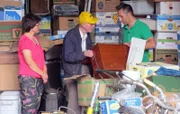 Die Familie von Franz (88) weiß nicht mehr weiter. Der Rentner leidet unter einer krankhaften Sammelsucht und hat schon zwei Wohnungen und eine riesige Lagerhalle mit tausenden Bananenkisten voller Müll und Trödel gefüllt. Niemand kann Franz davon überzeugen, endlich Platz zu schaffen. (Foto, v.li.: Heike, eine Freundin von Franz;  Franz  ; Trödelprofi Mauro Corradino)