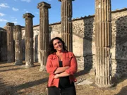 Bettany Hughes in einer pompejanischen Kolonnade.