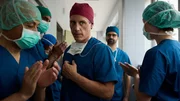 Die OP ist gut verlaufen und zum Leidwesen von Dr. Schmidtke (Maximilian Grill, 2.v.r.) feiern seine Mitarbeiter Dr. Nice (Patrick Kalupa, 3.v.r.) wie einen Helden. Die OP ist gut verlaufen und zum Leidwesen von Dr. Schmidtke (Maximilian Grill, 2.v.r.) feiern seine Mitarbeiter Dr. Nice (Patrick Kalupa, 3.v.r.) wie einen Helden.