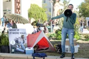 Britta macht aus der Not eine Tugend und setzt sich für Obdachlose ein, während sie selbst die ein oder andere Nacht auf der Straße verbringt ...
