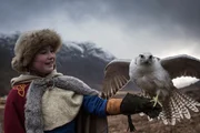 Gudrun (Sophie Ryder) und ihr schöner Falke Freya