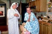 Gerdi (Gerda Steiner) und Leni (Gerda Steiner-Paltzer) treffen sich in der Küche.