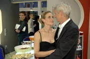 Natascha (Franziska Matthus, l.) trifft es, Robert (Mathieu Carrière, r.) und Maja (Barbara Lanz, M.) auf der Weihnachtsfeier turteln zu sehen.