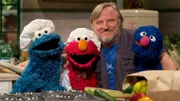 (v.l.n.r.) Krümel, Elmo, Axel und Grobi kochen zusammen.