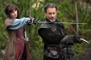 Constance (Tamla Kari, l.); Vargas (Peter Sullivan, r.)