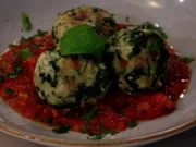 Spinat-Käse-Knödel mit Tomatensauce