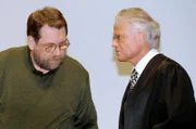 Der Angeklagte Werner Mazurek im Gespräch mit seinem Rechtsanwalt Walter Rubach während des Prozesses 2009.