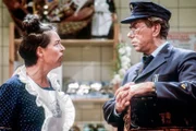 Gerdi (Gerda Steiner) erfährt vom Postboten Erich (Erich Seyfried) die neuesten Ereignisse aus dem Pfarrhaus.
