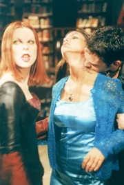 Willow (Alyson Hannigan, l.) und Xander (Nicholas Brendon, r.) sind zu Vampiren geworden und machen sich über die wehrlose Cordelia (Charisma Carpenter, M.) her.