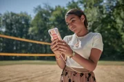 Reena (Sophia Leonie Mauritz) holt sich bei einem vermeintlich harmlosen Problem Hilfe bei Gustav.