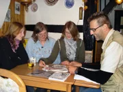 Vor knapp 10 Jahren verstarb der fürsorgliche Familienvater Sigfried Fiderer völlig unerwartet und ließ seine Frau Roswitha und zwei Töchter zurück. Dete Kümmel soll kommen und alles aus dem Haus verkaufen, was nicht niet- und nagelfest ist. v.li.n.re.: Marion,Roswitha, Michaela, Dete