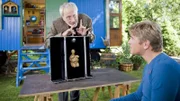 Fritz Fuchs (Guido Hammesfahr) bekommt von seinem Onkel (Frieder Venus) eine archäologische Seltenheit präsentiert: "Die Venus von Bärstadt".