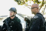 L-R: Jim Street (Alex Russell), Daniel 'Hondo' Harrelson (Shemar Moore)