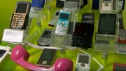 Alte Mobiltelefone sind längst von Smartphones abgelöst.