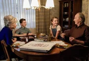 (v.l.n.r.) Connie "Meemaw" Tucker (Annie Potts); Sheldon Cooper (Iain Armitage); Missy Cooper (Raegan Revord); Coach Dale Ballard (Craig T. Nelson)