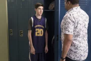 Ray DiMeo (Mason Cook, l.); Kenneth (Cedric Yarbrough, r.)
