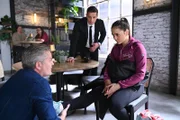 Valeas (Antonia Kolano) Verletzung fliegt vor Deniz (Igor Dolgatschew, M.) auf. Links Ingo (André Dietz) +++ Die Verwendung des sendungsbezogenen Materials ist nur mit dem Hinweis und Verlinkung auf RTL+ gestattet.