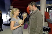 Anna (Jeanette Biedermann, l.) ist gerührt, als Ulrich (Wolfgang Wagner, r.) ihr eine Schneekugel schenkt.