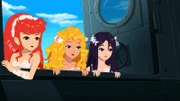 Rikki, Emma und Cleo (v.l.n.r.) befreien Lewis aus dem U-Boot, in dem er eingeschlossen gewesen ist.
