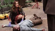 Dr. Maura Isles (Sasha Alexander) untersucht die Leiche von Danny Clark (Christopher Bello), ein Polizist der Undercover im Drogenmilieu ermittelt hat. Dr. Maura Isles (Sasha Alexander) untersucht die Leiche von Danny Clark (Christopher Bello), ein Polizist der Undercover im Drogenmilieu ermittelt hat.