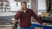 Sven ruft für die zusammengebrochene Frau Lüders den Krankenwagen.