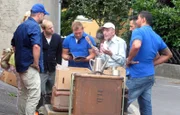 Franz (3.v.li.) verkauft mit Hilfe der Experten Otto, Mauro und Sükrü einen Teil seines Trödels