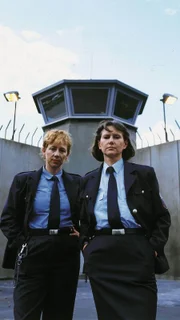 Claudia Loerding als stell. Leiterin Jutta Adler (re.) und Judith von Radetzky als Silke Jakoby