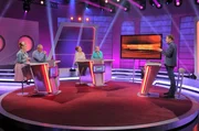 Moderator Florian Weber (re.) &uuml;berpr&uuml;ft im Wissensquiz &sbquo;Meister des Alltags&lsquo; die Praxisn&auml;he seiner prominenten Kandidaten (v. li.): Enie van de Meiklokjes, Bodo Bach, Alice Hoffmann, Wigald Boning.