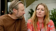 Nachdem Michael (Hanno Friedrich, l.) humorvoll erkannt hat, dass Carla (Maria Fuchs, r.) nichts mit einer anderen Person hatte, unterstützt er sie liebevoll in ihrer Sorge um den Foodtruck.